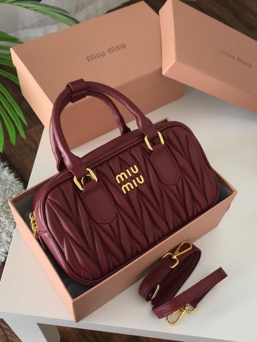 شنطة يد ميو ميو