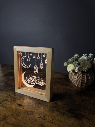 إطار مضيء منحوت بـ رموز رمضانية
