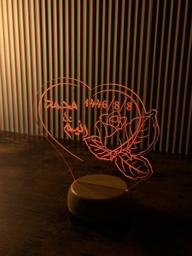 لوحة مضيئة بتصميم قلب مخصص للأسماء والتاريخ