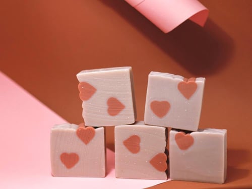 صابون طبيعي للبشرة الحساسة- قلوب شمع العسل
