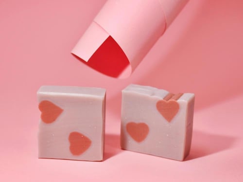 صابون طبيعي للبشرة الحساسة- قلوب شمع العسل