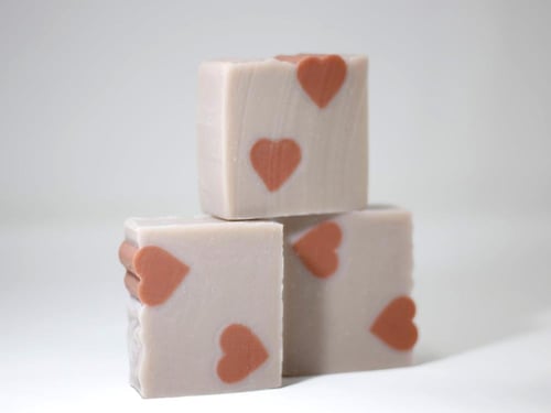 صابون طبيعي للبشرة الحساسة- قلوب شمع العسل