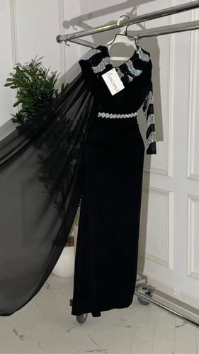 فستان اسود تطريز