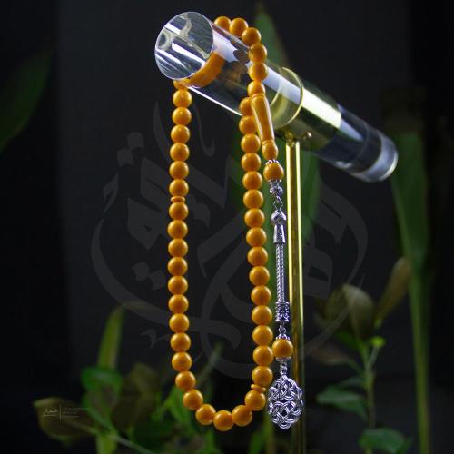 سبحة بلون أصفر غامق طربزونة وخرز دائري صك شبيه بكل...