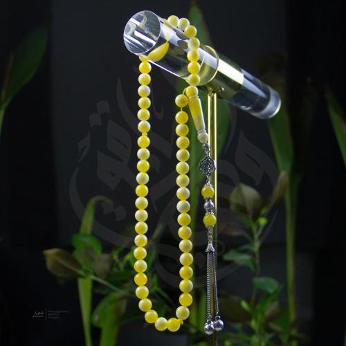 سبحة بلون أصفر بشرّاب مطلي وخرز دائري حجري شبيه تر...