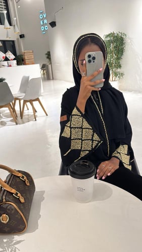 عباية سوداء مطرزه-لجين