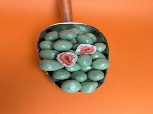 فراولة مغطاة بالشوكولاته بنكهه الماتشا