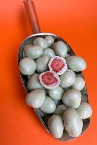 فراولة مجففة مغطاة بالشوكولاتة بنكهة الايسكريم