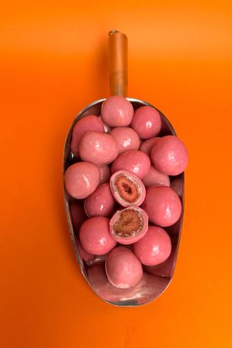 فراولة مغطاة بالشوكولاته بنكهه التوت