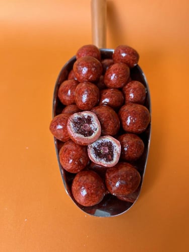 توت حامض مجفف بالتجميد مغطى بالشوكولاته بنكهه الرم...