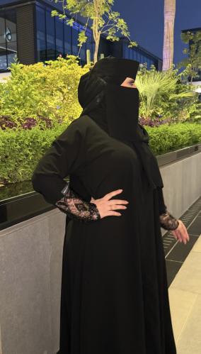 عبايه كلوش مستقبل مع كم دانتيل شك و كسرتين من الخل...