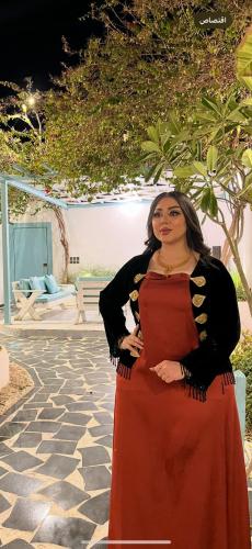 كريب حرير مع تدخيلات بالون الاسود والكرستال