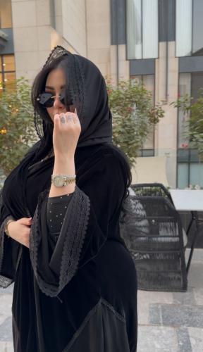 عباية السمو مخمل مع دانتيل