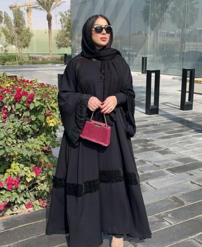 عبايه كلوش بتدخيل مخمل مشجر قماش بلاك بيري