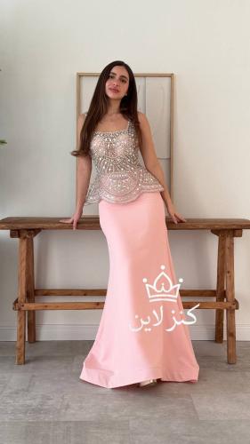 فستان سهرة وردي بدرجة لون انيق وفخم