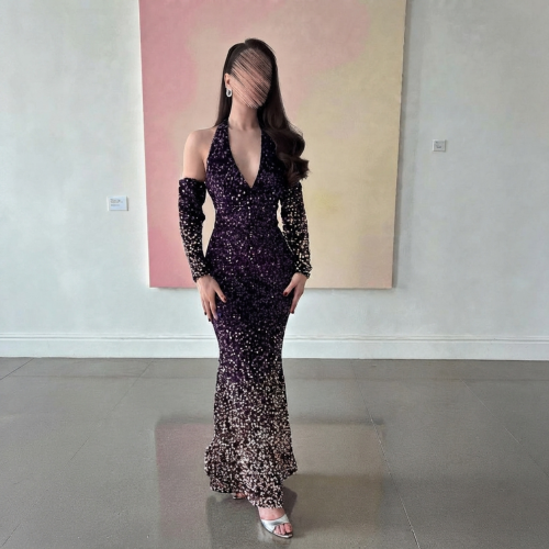فستان سهرة طويل فاخر من الترتر اللامع بتصميم halter neck وأكمام منفصلة