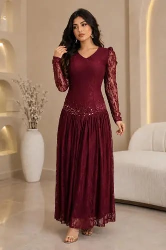 فستان سهرة عنابي دانتيل بأكمام طويلة وتطريز لؤلؤي خلفي
