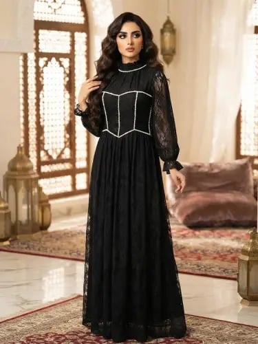 فستان سهرة أسود كلاسيكي بياقة عالية وتطريز لؤلؤي بتصميم كورسيه