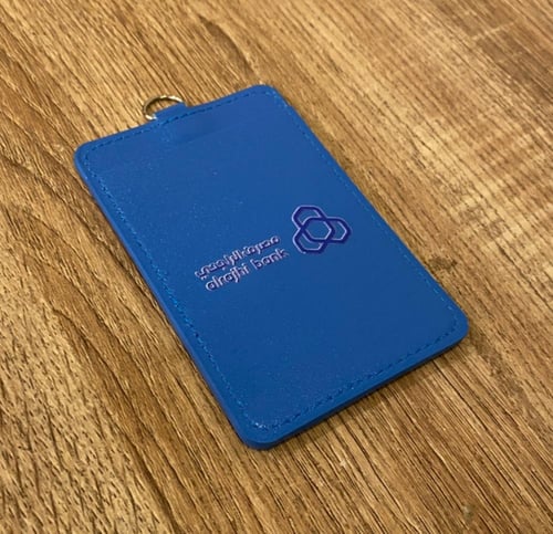 حامل بطاقة خاص بموظفين البنوك