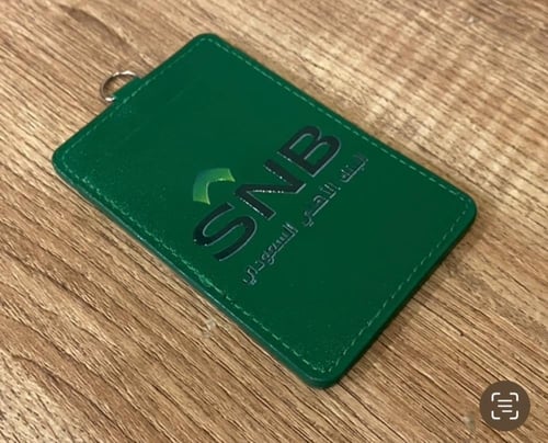 حامل بطاقة خاص بموظفين البنوك