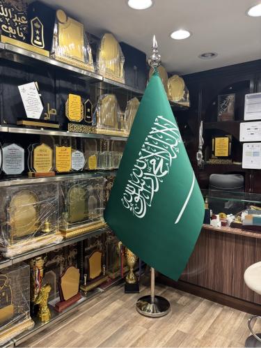 استاند علم كبير ارتفاعه 2.5 متر