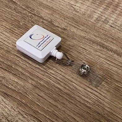 تعليقة بلاستيك لون أبيض مربع