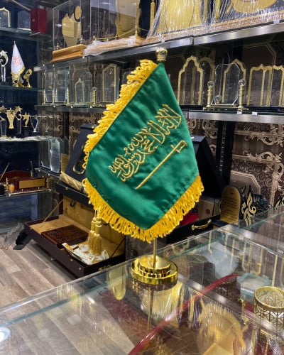 علم مكتبي تطريز فاخر مع سارية