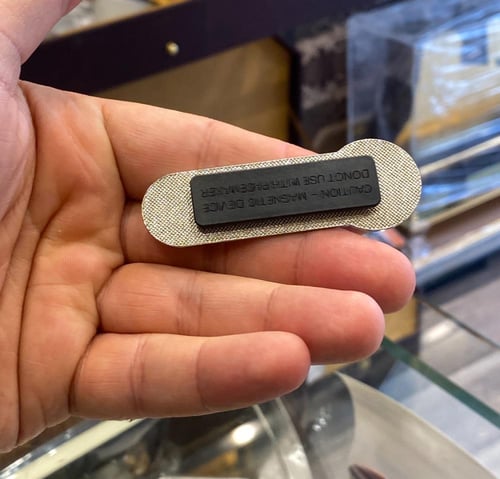 بروش اسم فضي معدن مغناطيس ( عرض 7.2سم ارتفاع 2.3 )