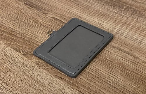 حامل بطاقة خاص بموظفين القطاعات العسكرية