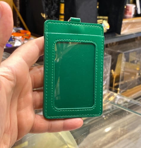 حامل بطاقة خاص بموظفين القطاعات العسكرية