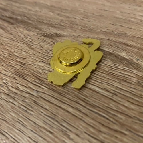 بروش الوطن في قلوبنا معدن مغناطيس