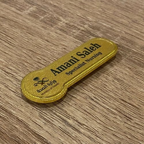 بروش اسم ذهبي معدن مغناطيس ( عرض 7سم ارتفاع 2.3 )