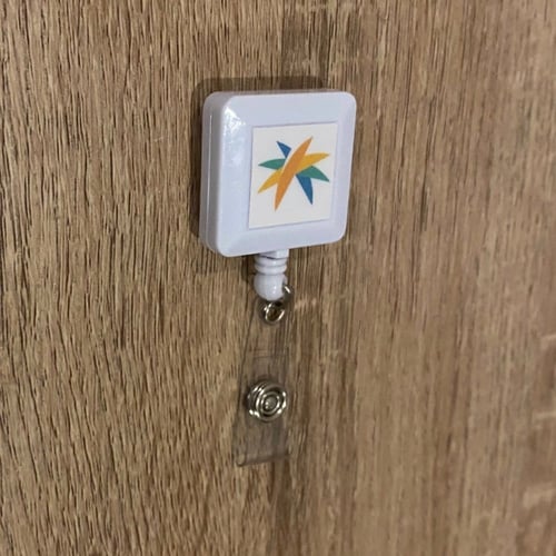 تعليقة بلاستيك لون أبيض مربع