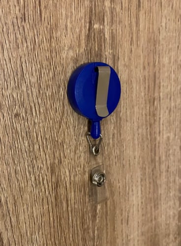 تعليقة بلاستيك لون ازرق غامق 20 مل