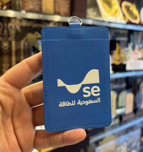 حامل بطاقة خاص بموظفين السعودية للطاقة