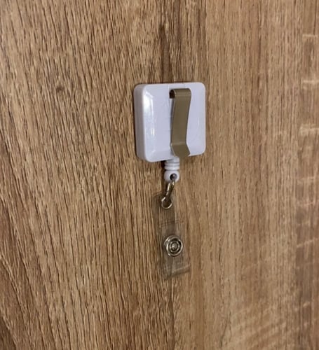 تعليقة بلاستيك لون أبيض مربع