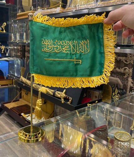 علم مكتبي تطريز فاخر مع سارية