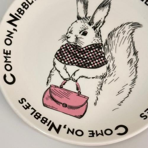 صحن بورسلان بتصميم أرنب أنيق وعبارة “Come on, Nibbles” – مقاس 8 إنش