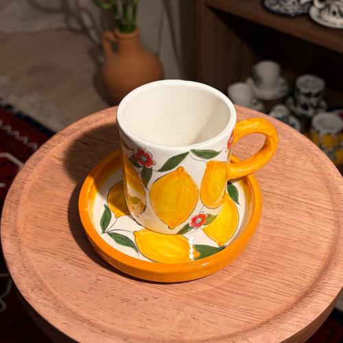 كوب قهوة تصميم ليمون