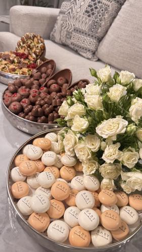 بكج ( صينية ماكرون الشكولاته(٤٨ قطعة )+تمر(كيلو)+ص...