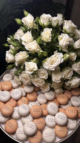 حلا ماكرون الشكولاته- ٤٨ حبه الفاخر مع ورد طبيعي ا...