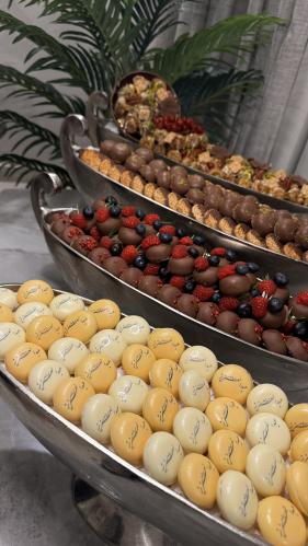 بكج (ماكرون الشكولاته الفاخر +تمر(كيلو)+صينية التو...