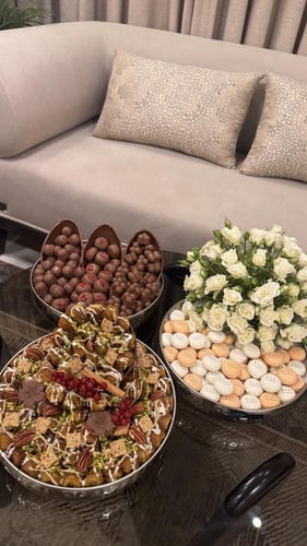 بكج ( صينية ماكرون الشكولاته(٤٨ قطعة )+تمر(كيلو)+ص...