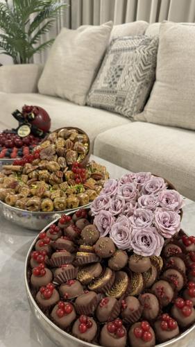 بكج ( صينية الجوري. +تمر(كيلو)+صينية الرمان)