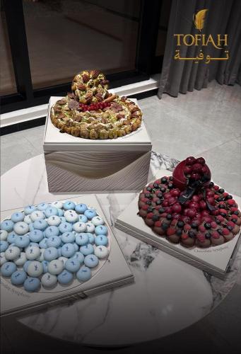 بكج ( صينية ماكرون الشكولاته(60 قطعة )+تمر(كيلو)+ص...