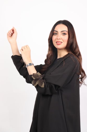 عباية بالوردة باللون زيتي