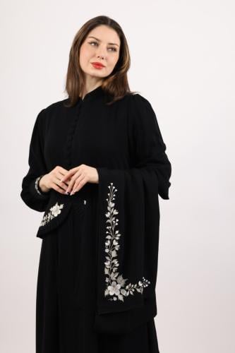 عباية باللون الأسود مطرزة من الخصر
