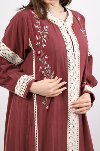 عباية دانتيل وزهور باللون البرغندي