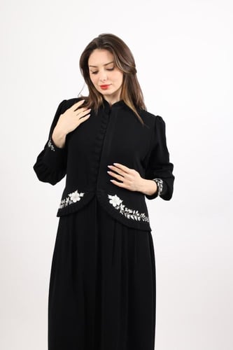 عباية باللون الأسود مطرزة من الخصر