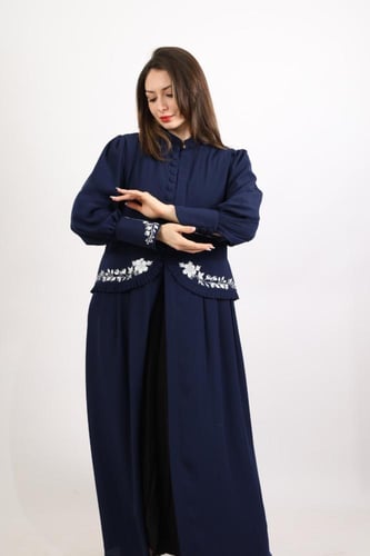 عباية باللون الكحلي مطرزه من الخصر